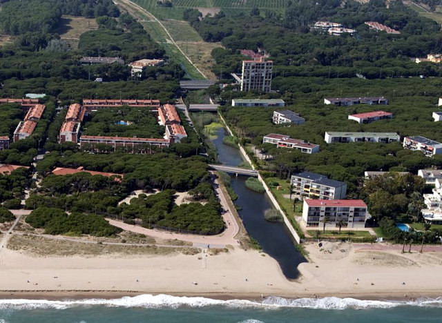 Imagen a�rea de la laguna de la desembocadura de la riera dels Canyars a Gav&agrave; Mar